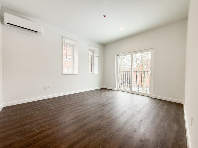 Building Photo - 67 Perrin St