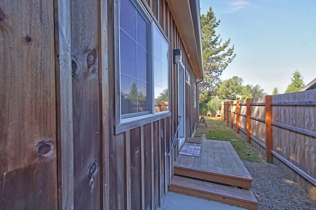 Building Photo - 925 SW Fleishauer Ln