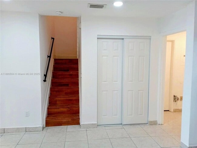 Building Photo - 2531 W 60th Pl