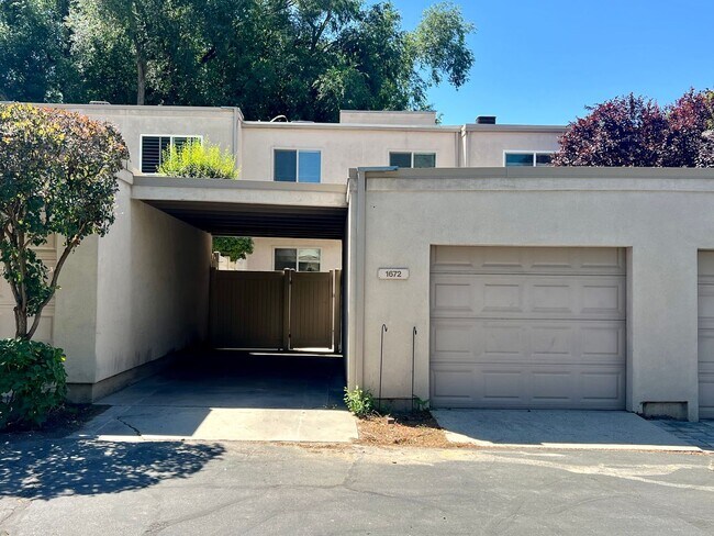 Building Photo - 1672 E Marvin Gdns Ln