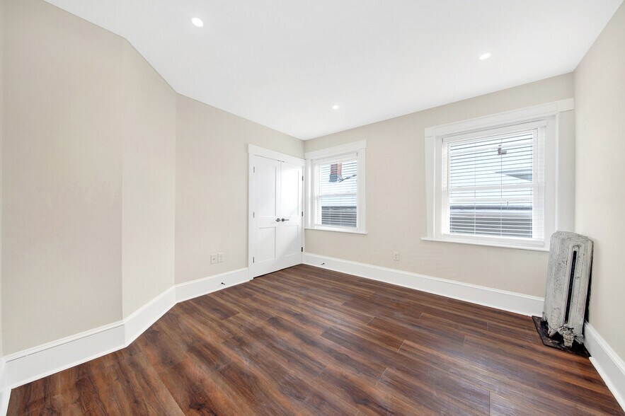 Building Photo - 105 School St