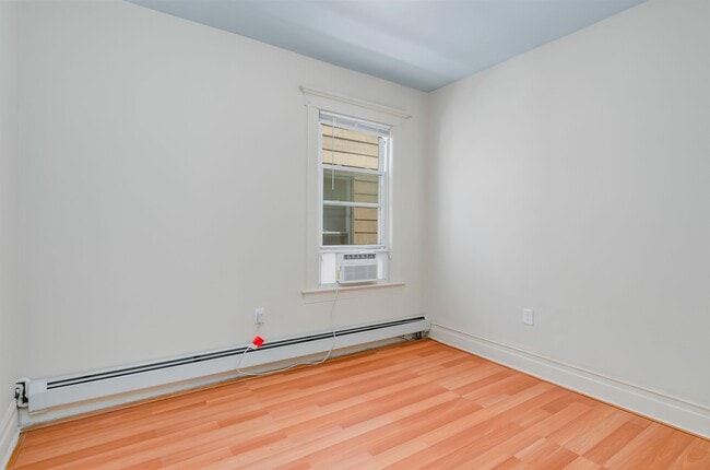 Building Photo - 27 Romaine Ave