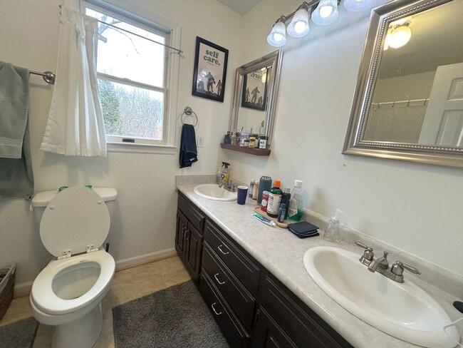 Building Photo - Spacious Home in Blacksburg VA.