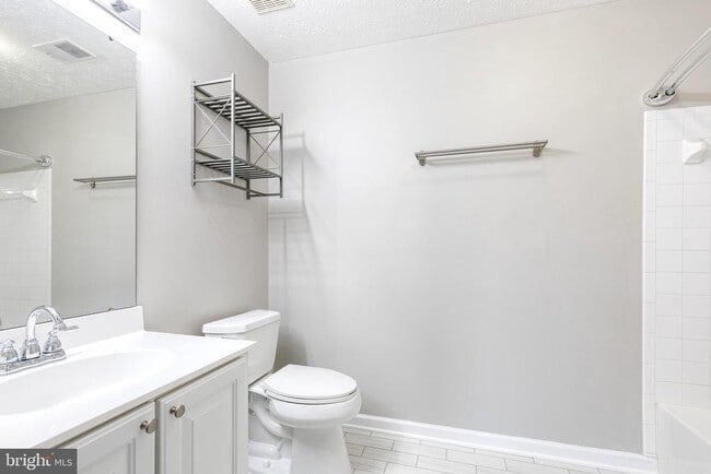 Building Photo - 3021 Hunting Ridge Dr