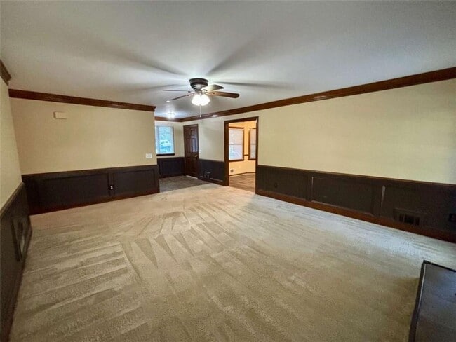 Building Photo - 2021 N Oak Dr