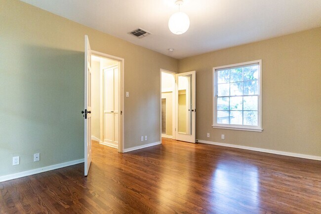 Building Photo - Beachwood Canyon 2b2b Home - Intentional F...