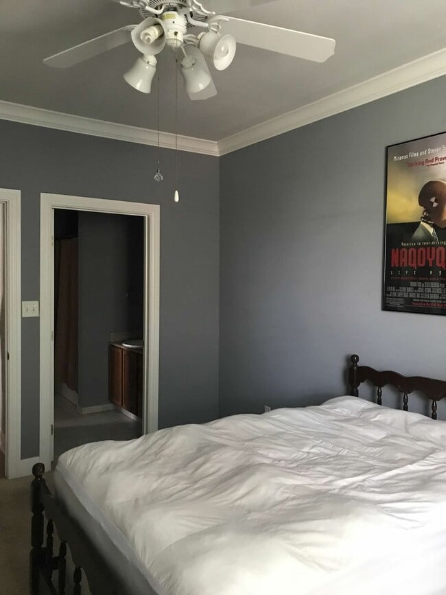 Building Photo - Spacious condo