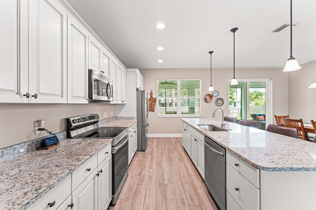 Building Photo - 3/2, fully fenced single family home in NW...