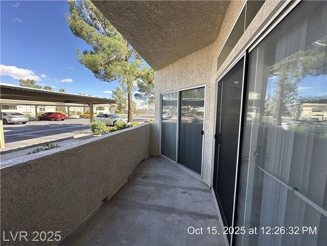 Building Photo - Fantastic Southwest first-floor unit in a ...