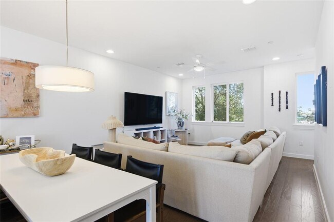 Building Photo - 814 N Bluff Dr