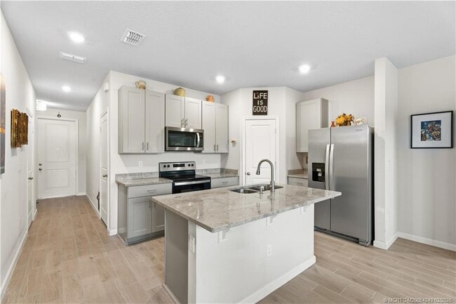 Building Photo - 3931 SE Mentmore Ln