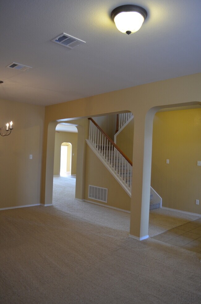 Building Photo - HUGE 5 BEDROOM HOME IN SAVANNAH HEIGHTS!