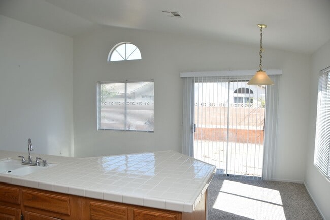 Building Photo - BEAUTIFUL 4 BEDROOM, 2 BATH SINGLE-STORY H...