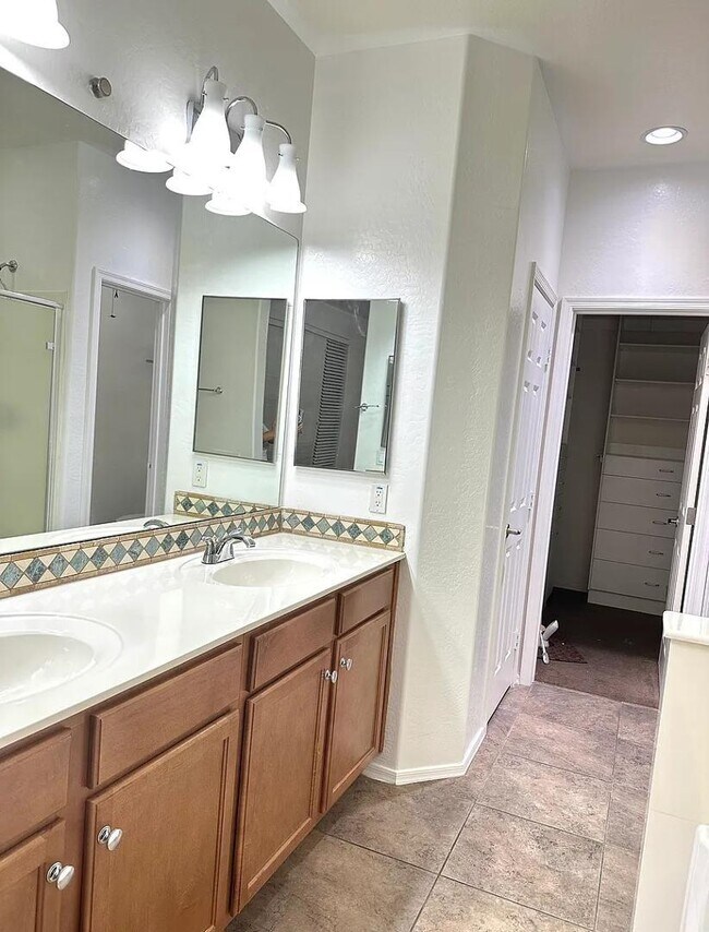 Building Photo - 7706 S 24th Dr