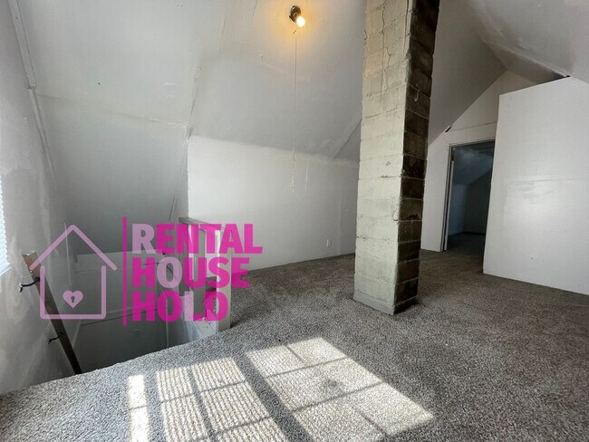 Building Photo - ~ 3 BEDROOM 1 BATH FREE PRE-SCREEN