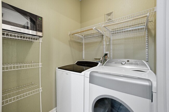 Building Photo - Upgraded 1 Bedroom Condo in Gated Communit...