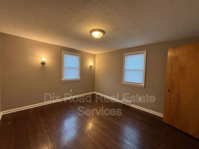 Building Photo - 1670 Darst Ave