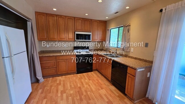 Building Photo - Charming Condo in Plum Tree Subdivision - ...