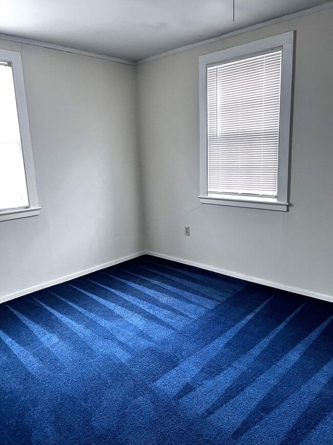 Building Photo - Two Bedroom, Spacious Apartment