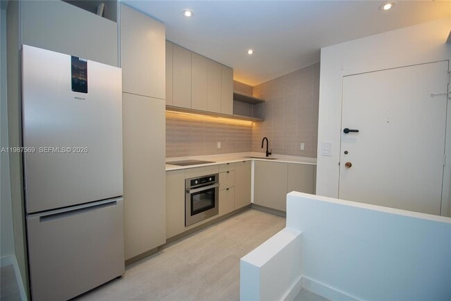 Building Photo - 2899 Collins Ave