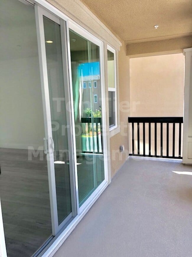 Building Photo - Beautiful tri-level 3 Bd/2.5 Ba, 2000 sf single-family house in Pleasant Hill available for lease...