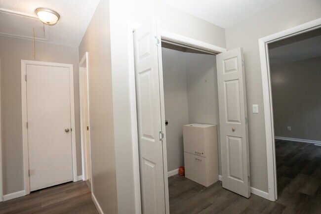 Building Photo - "Charming 3-Bedroom Retreat with Granite Touches and Cozy Fireplace on Winchester Rd!"