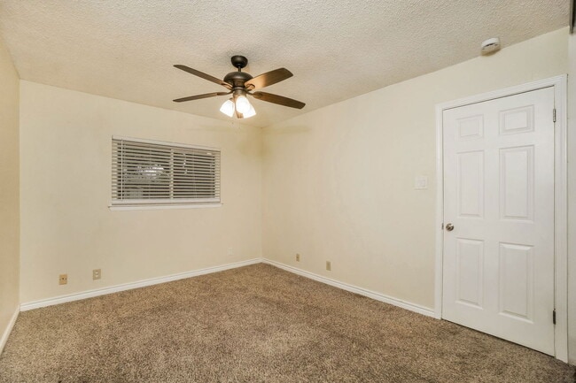 Building Photo - 10059 Birch Field Dr