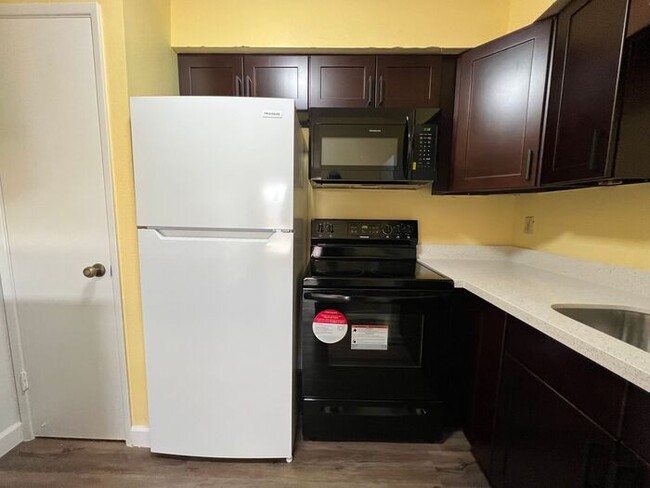 Building Photo - 50% OFF 1st Month's Rent!* Freshly remodel...