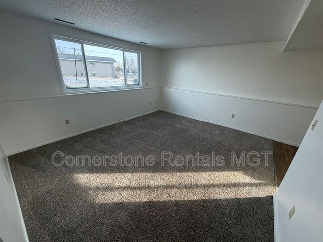 Building Photo - 1063 5th Ave NW