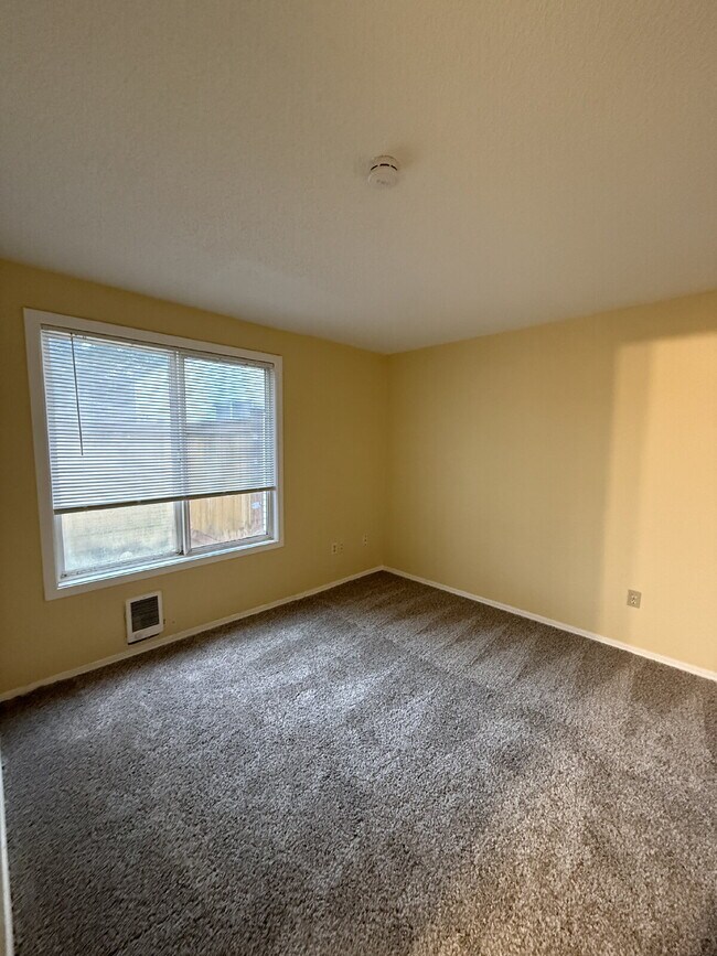 Building Photo - Fairwood Area Condo Available Now!
