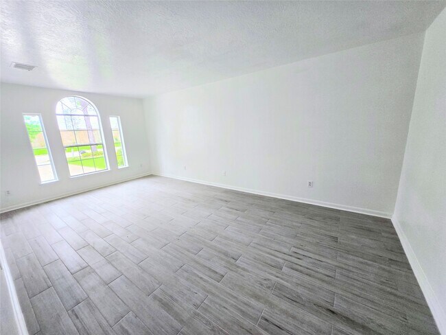 Building Photo - 4018 N Crystal Lake Cir