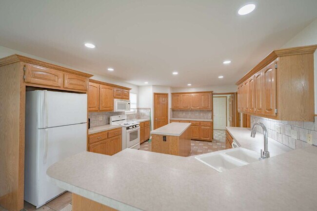 Building Photo - 3 - Bedroom 2 - Bath with 2 - Car Garage