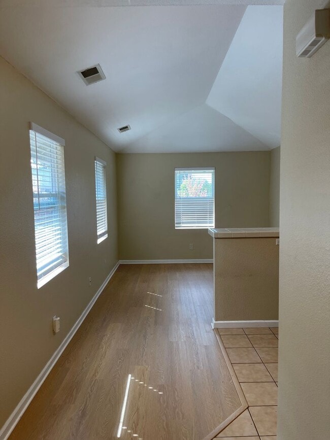 Building Photo - Adorable 1 bedroom 1 bath, full kitlchen, ...