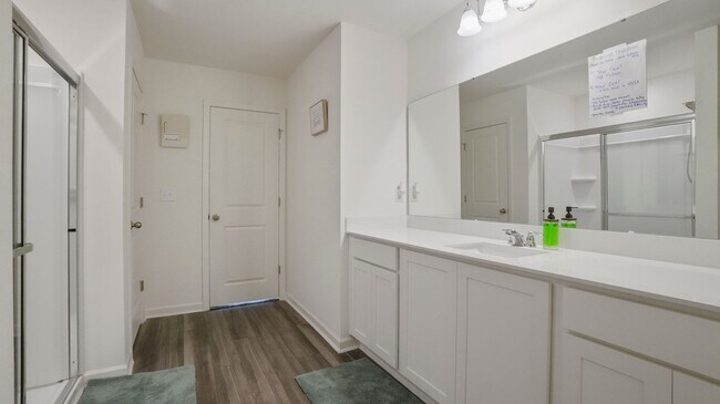 Building Photo - 4 bedroom 2.5 bathroom Single Family Home