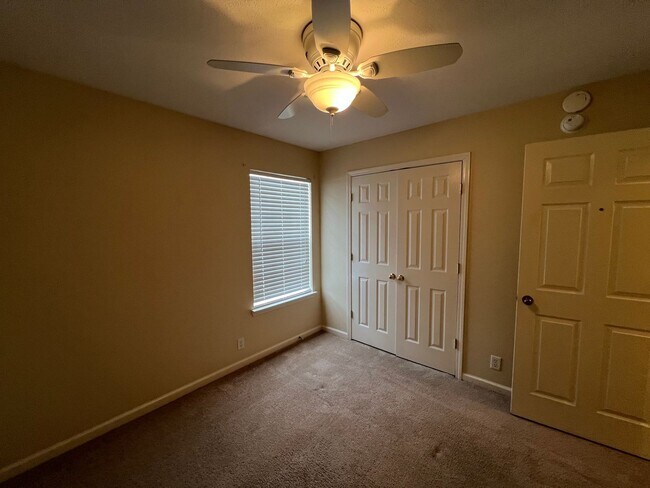 Building Photo - Available Now 3 BR 2 Bath Home in Lavernge with Fenced in Backyard!