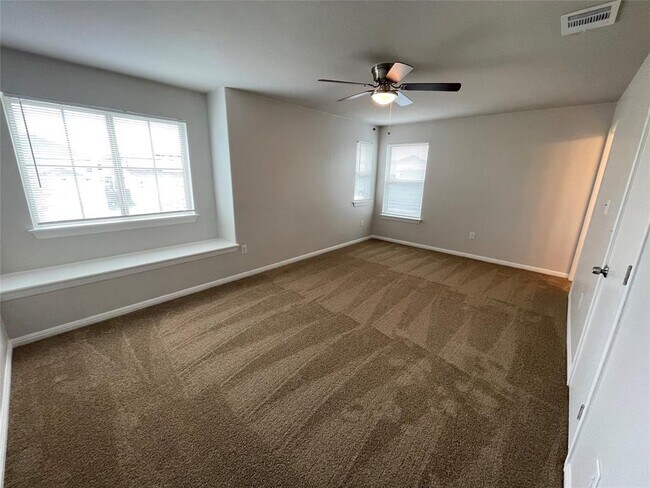 Building Photo - 221 Sambar Dr