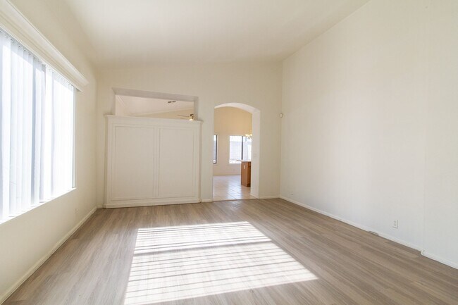 Building Photo - Gorgeous 3 bed, 2 bath home located near 87th Ave and Cactus