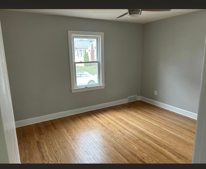 Building Photo - 1736 Deerwood Ave