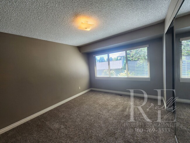 Building Photo - Meticulous 2-Bedroom with Courtyard