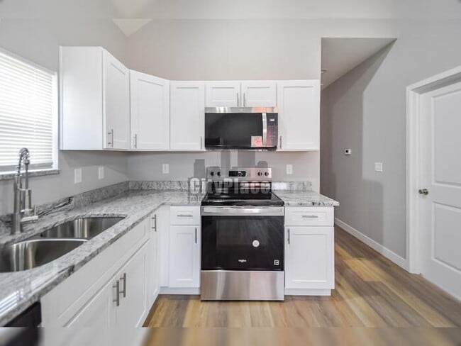 Building Photo - 2809 E Riverside Dr