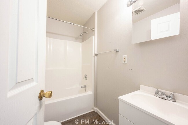 Building Photo - Cozy 2 Bed Apartment in Indianapolis with ...