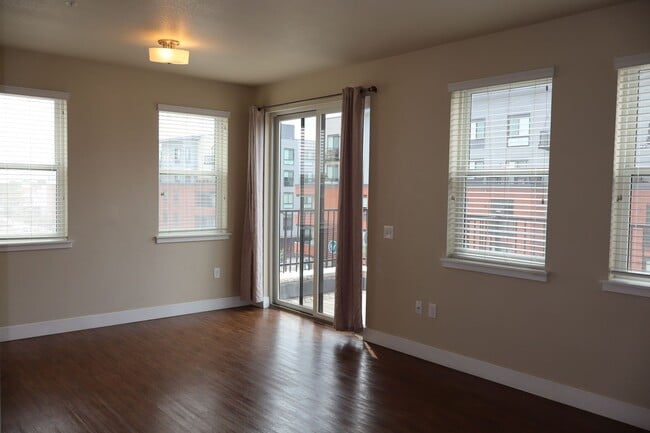 Building Photo - Modern Condo Near Old Town Charm + $200 Mo...
