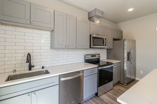 Building Photo - Move In Ready 3 Bedroom 2.5 Bathroom with Central Air Conditioning - Convenient Camas Location