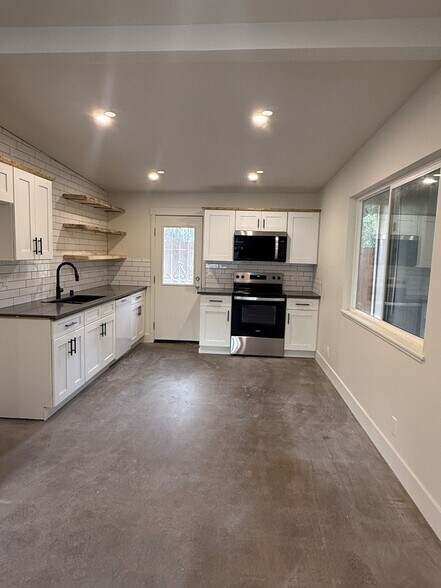 Building Photo - 2829 Manor Dr