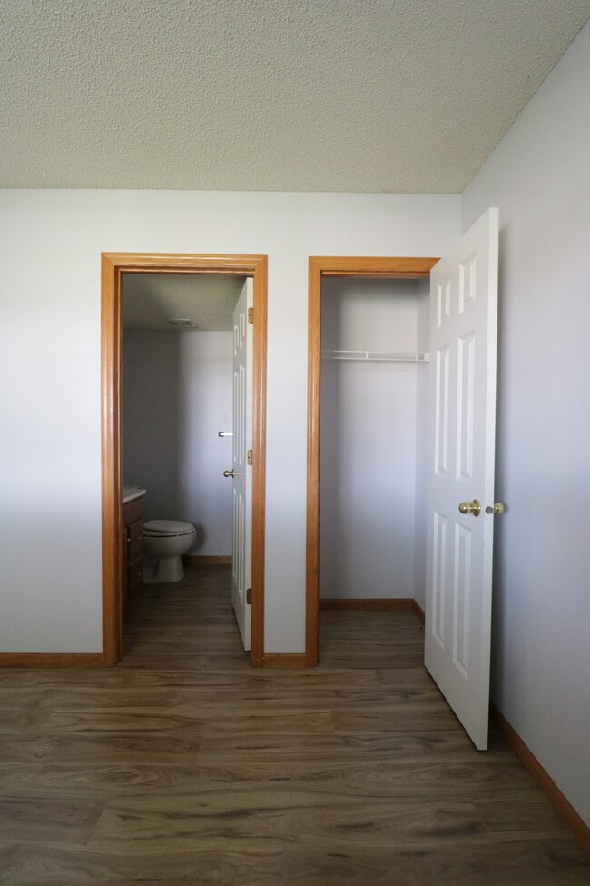 Building Photo - 7860 Old Carriage Ct