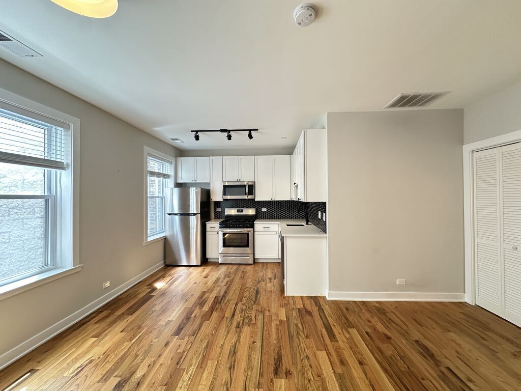 Building Photo - 643 W Wrightwood Ave