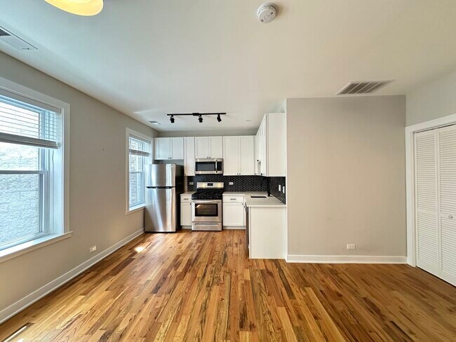 Building Photo - 659 W Wrightwood Ave