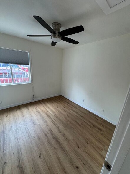 Building Photo - 1153 E 71st St