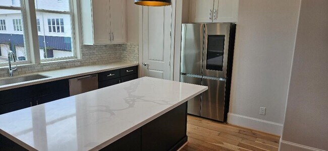 Building Photo - 712 Cage St