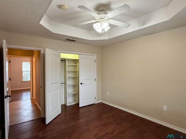 Building Photo - 1347 Oakwood Cir